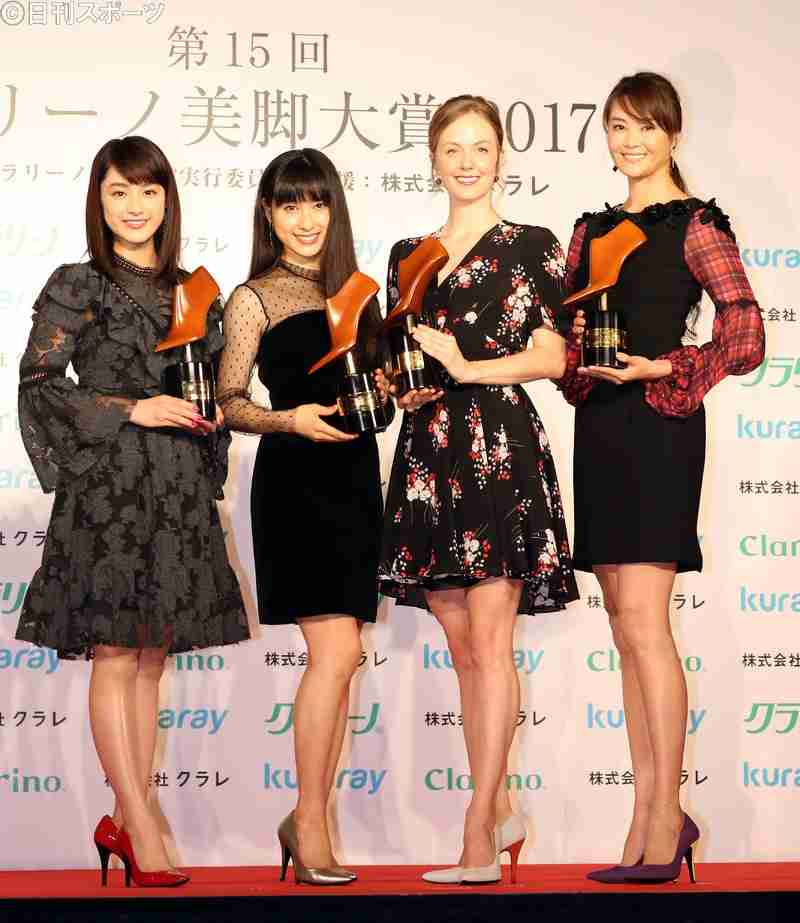 「この脚の綺麗さは異常」NiziUと並んだ56歳にネット驚愕「スタイル良すぎ」「関西の誇り」