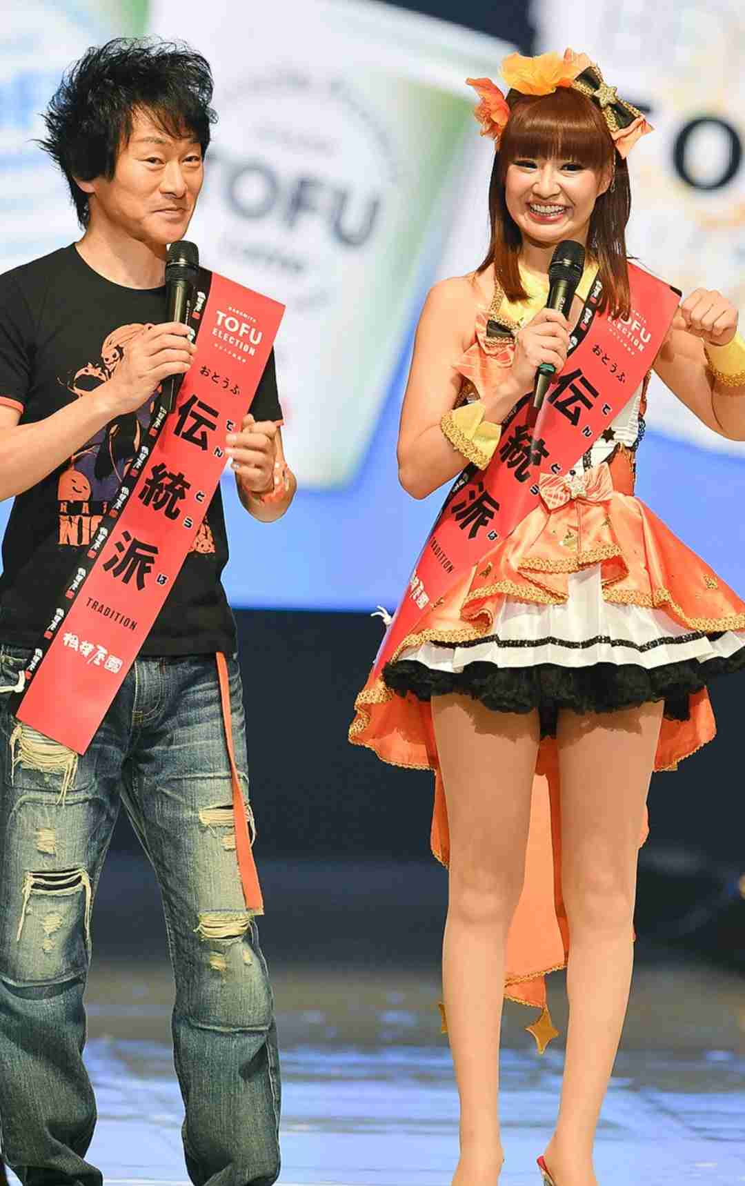 「この脚の綺麗さは異常」NiziUと並んだ56歳にネット驚愕「スタイル良すぎ」「関西の誇り」