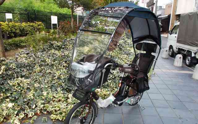 「自転車の傘差し運転は道交法違反です」　JAFの注意喚起に「日傘も禁止」の声　「1.4メートル」も変わる実験結果に衝撃