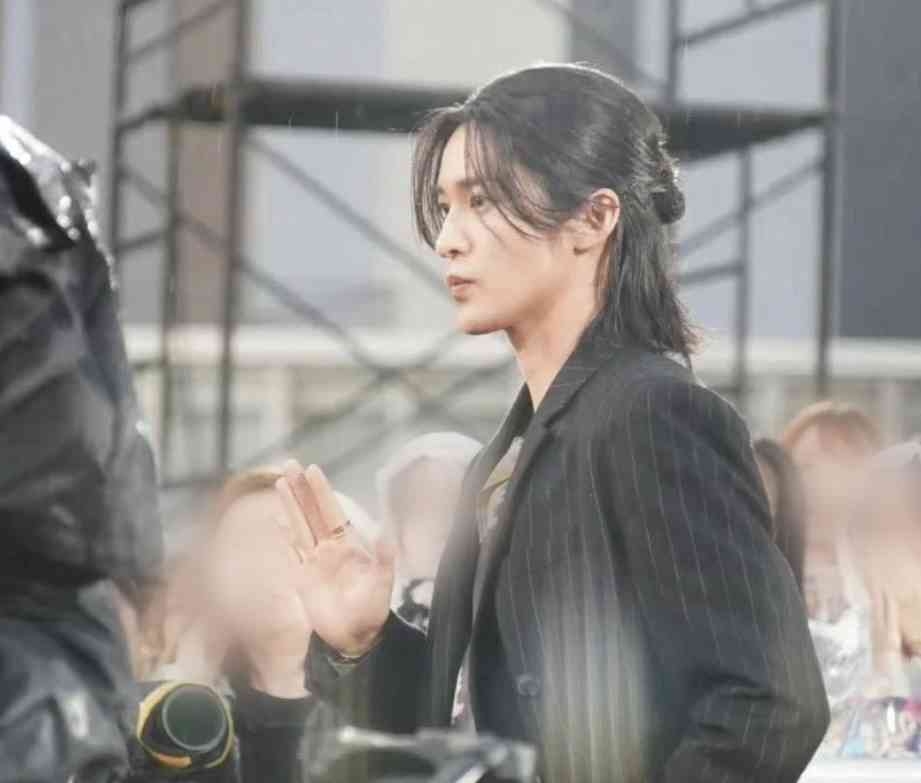 Snow Man目黒蓮、雨天の中ファンと交流→虹空に 約3ヶ月ぶり一時帰国に大歓声