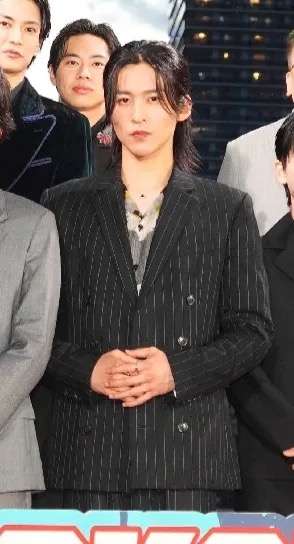 Snow Man目黒蓮、雨天の中ファンと交流→虹空に 約3ヶ月ぶり一時帰国に大歓声