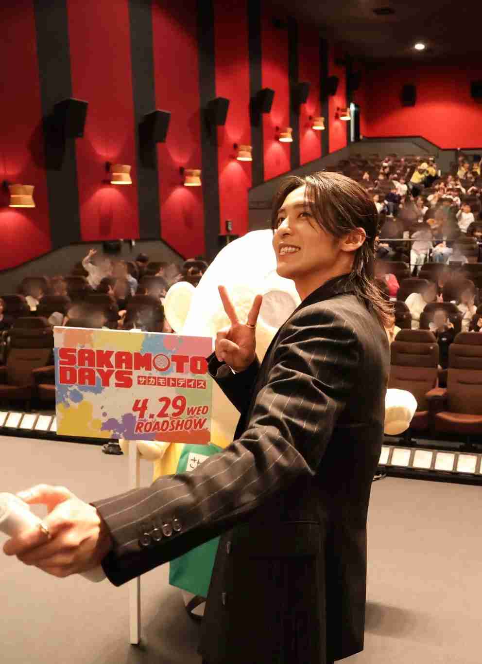 Snow Man目黒蓮、雨天の中ファンと交流→虹空に 約3ヶ月ぶり一時帰国に大歓声