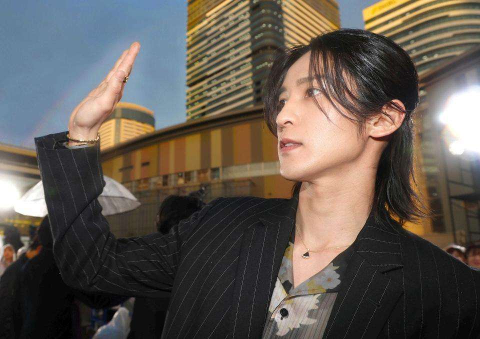 Snow Man目黒蓮、雨天の中ファンと交流→虹空に 約3ヶ月ぶり一時帰国に大歓声