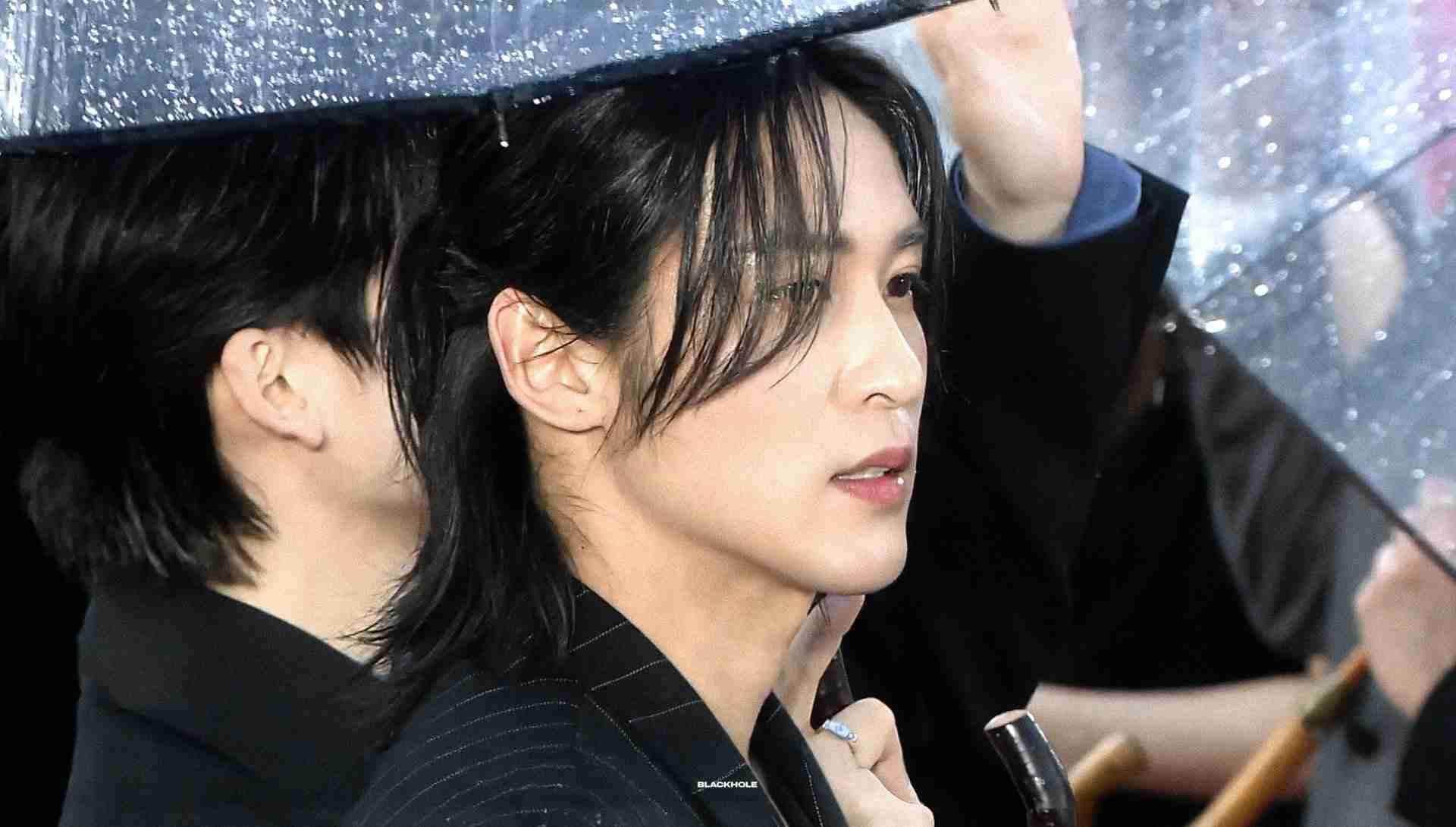 Snow Man目黒蓮、雨天の中ファンと交流→虹空に 約3ヶ月ぶり一時帰国に大歓声