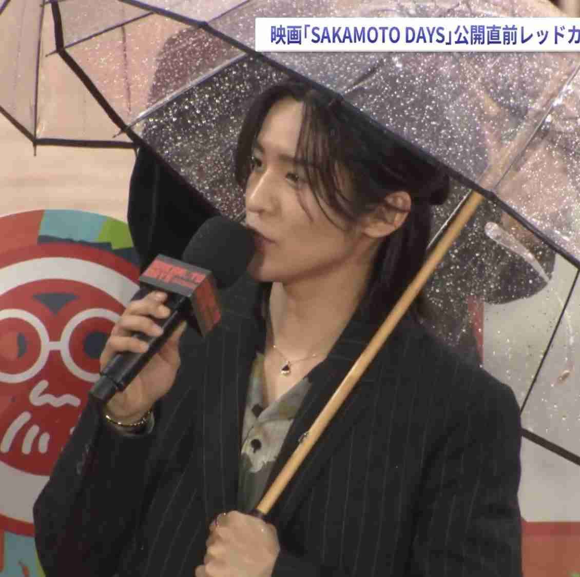 Snow Man目黒蓮、雨天の中ファンと交流→虹空に 約3ヶ月ぶり一時帰国に大歓声