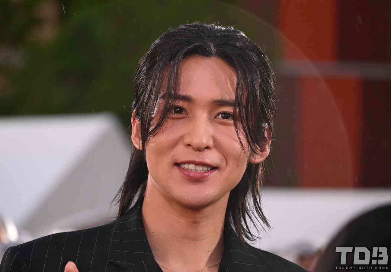 Snow Man目黒蓮、雨天の中ファンと交流→虹空に 約3ヶ月ぶり一時帰国に大歓声