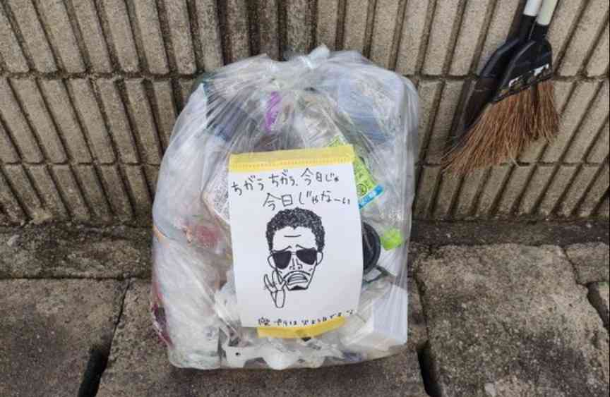 隣人が回収日まで外にゴミを置く