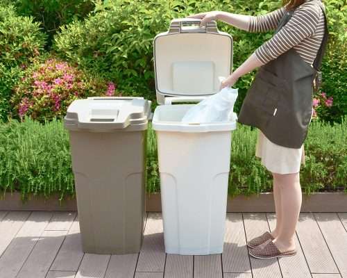 隣人が回収日まで外にゴミを置く