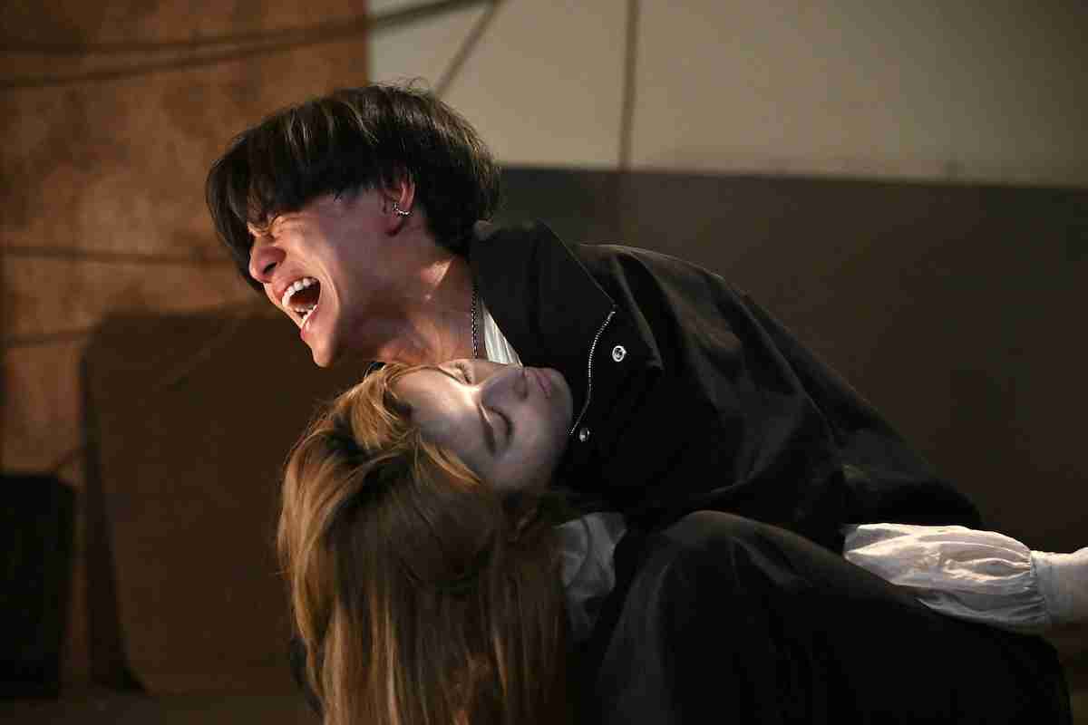 永瀬廉の小顔と8頭身映える“国宝級イケメン”ショットに「朝からビジュいい」「骨格まで美しい」「関西ノリ楽しかった」