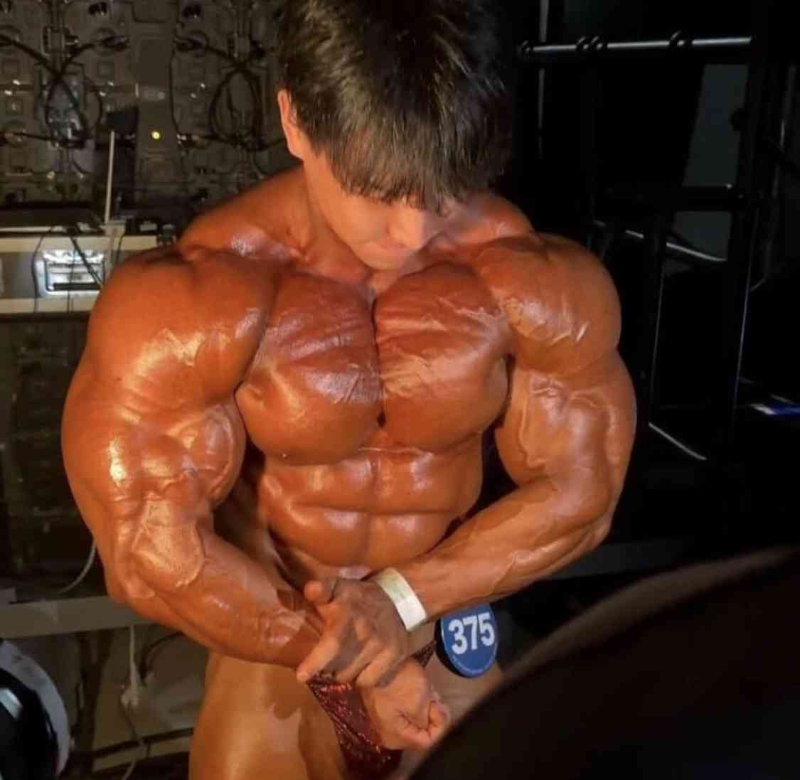 筋肉タレント・横川尚隆、人間離れした上腕二頭筋に騒然「肩にベーグル埋まってる」「戸愚呂弟みたいな体」 世界大会へ向け減量開始
