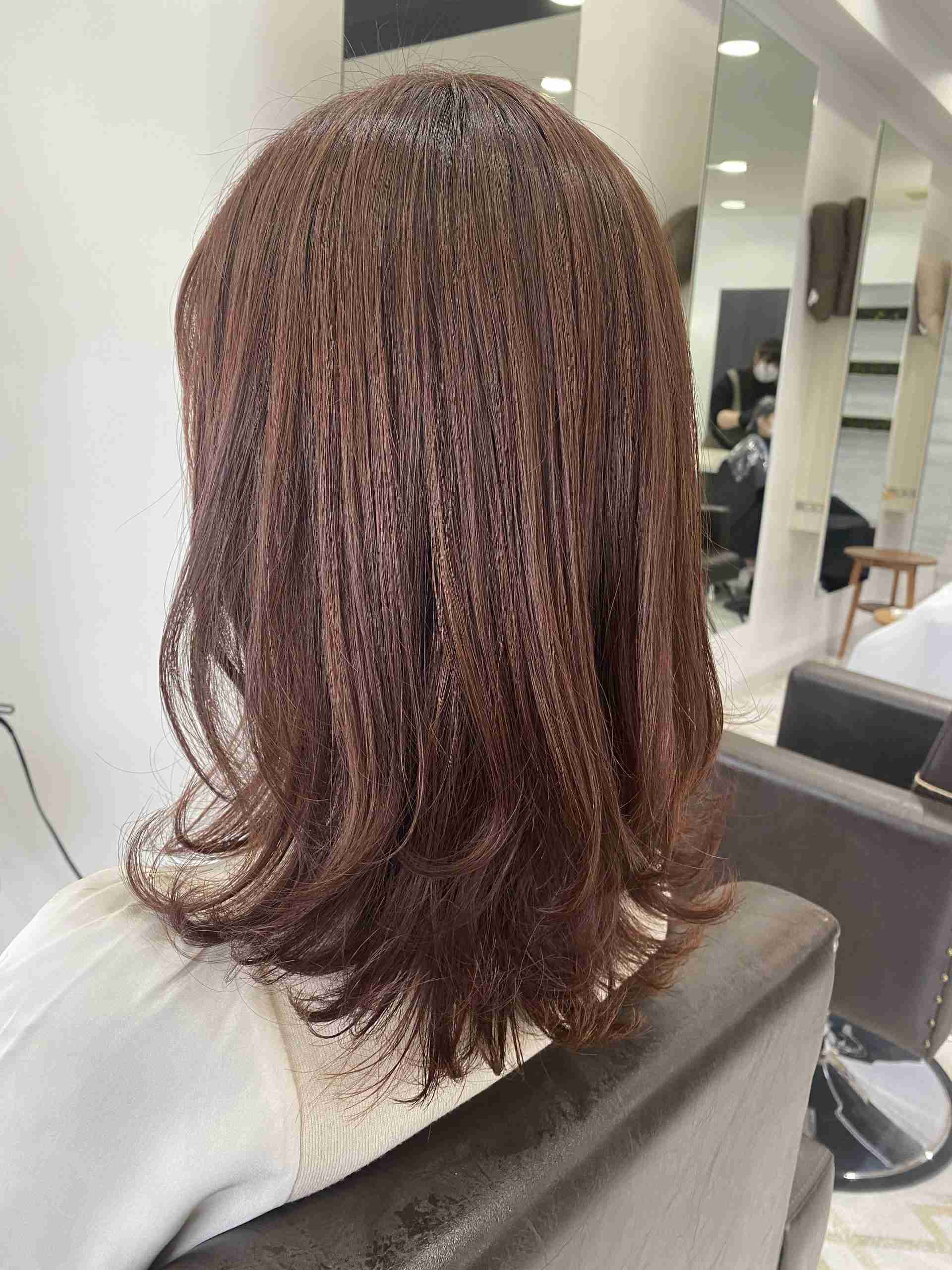 毛染めの窓口の専門店でヘアカラーしてる人！