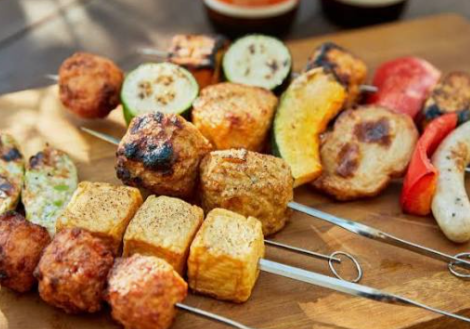 ハンバーガーのピック、持って帰っていいと思う？お客さんの考える「常識」がわからないと嘆く店側の意見と、人によって「常識」は違うという反論