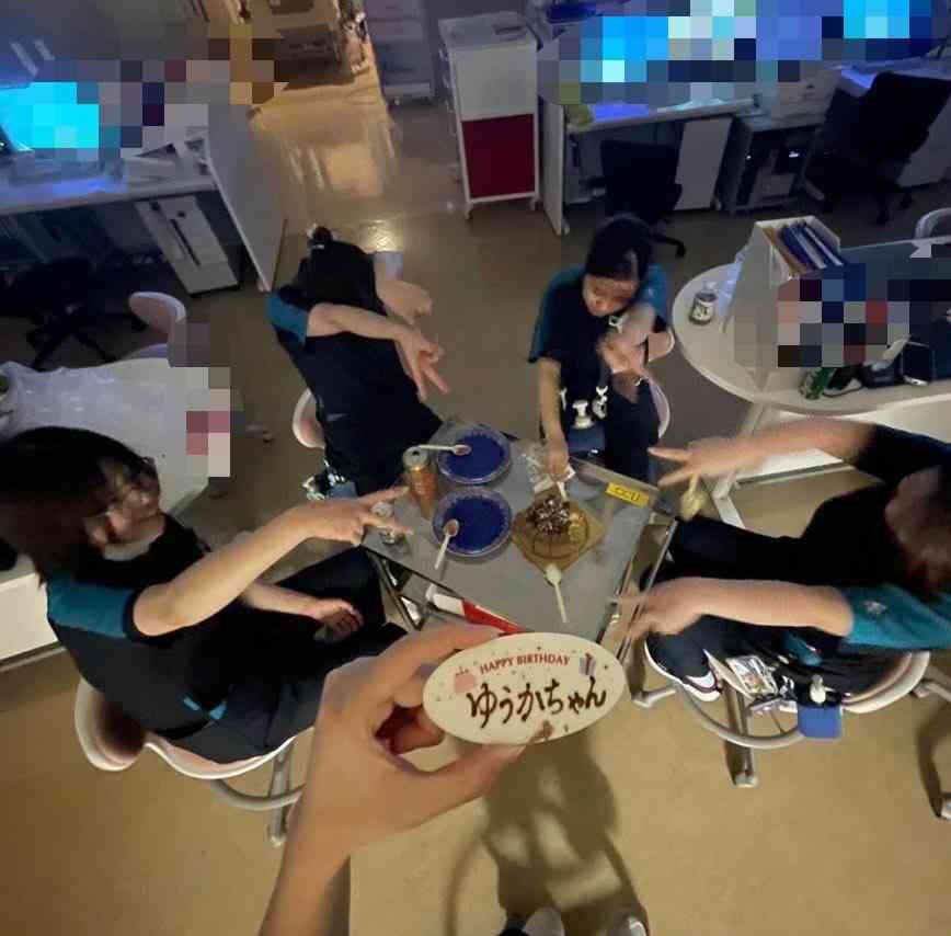 なぜ？令和のJKが「顔を隠すポーズ」を好むワケ【THE TIME,】