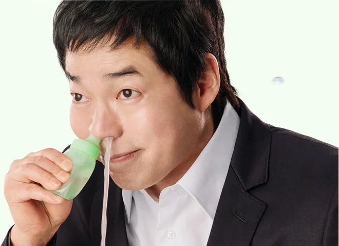 鼻うがいやってる人