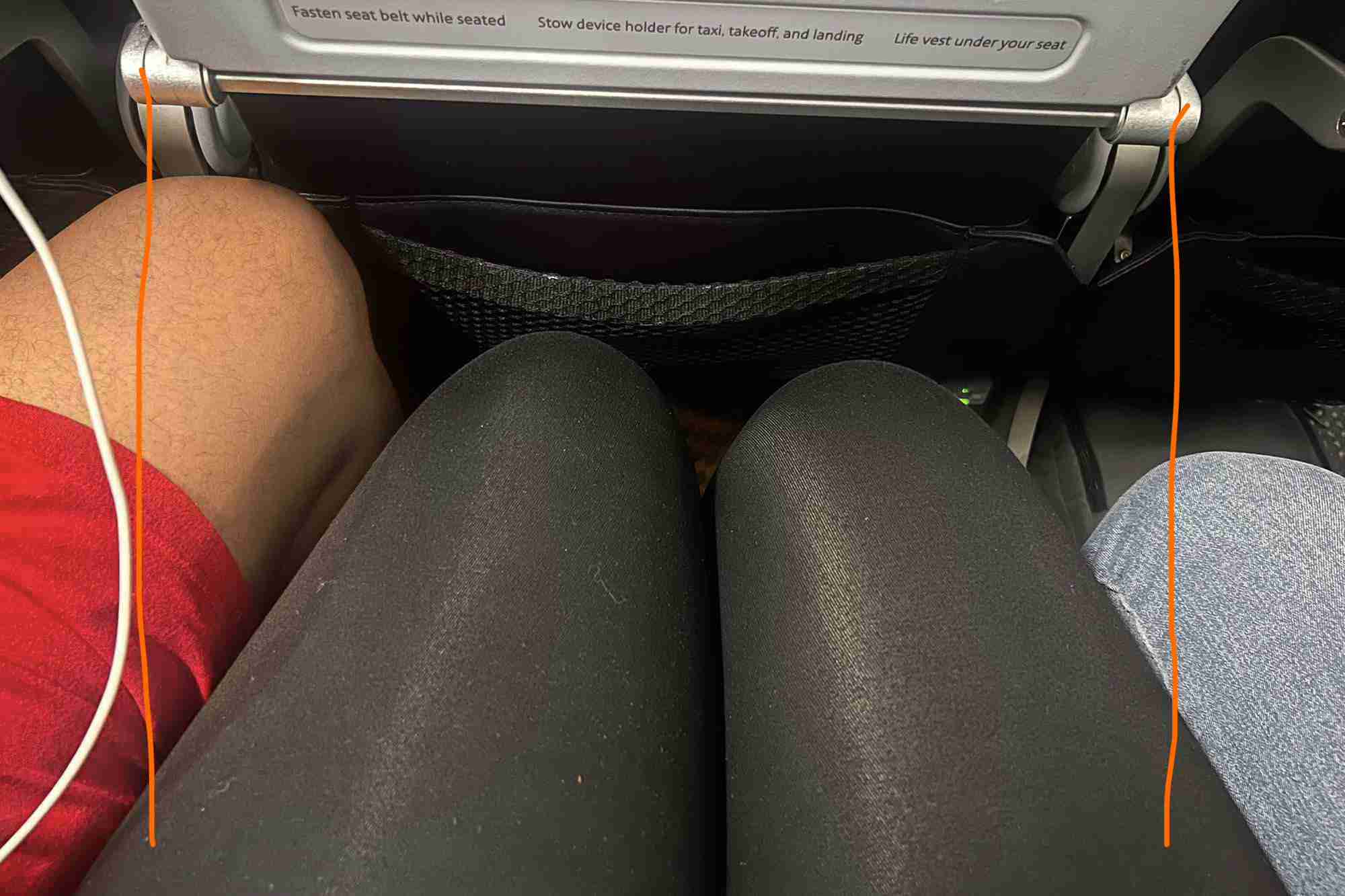 電車やバスで、男性が「脚を広げて座る」のは仕方ない？フライト中に2人の男性に挟まれた女性の投稿が話題…不要な