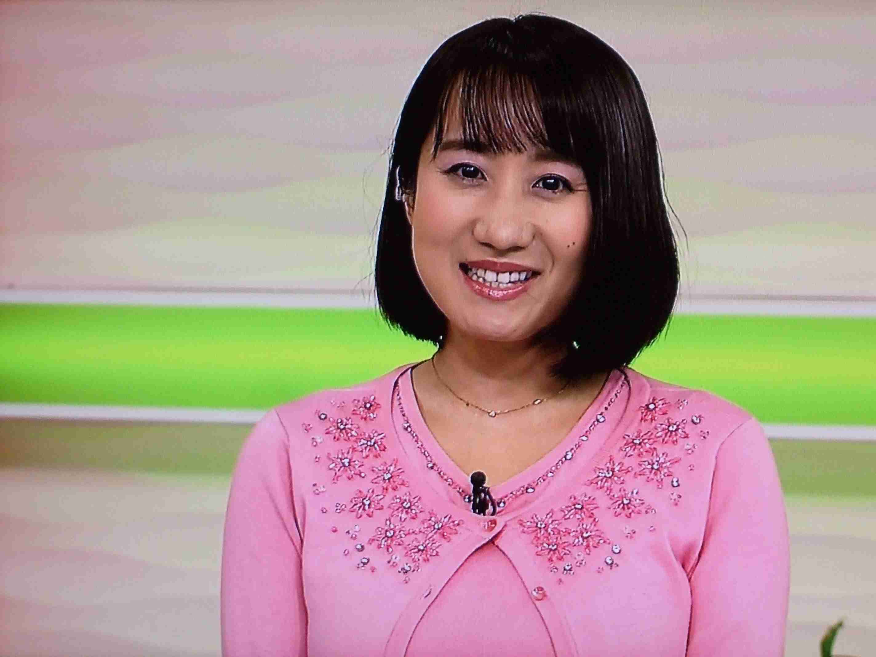 「髪切りました」NHK出演気象予報士・吉井明子（45）ぴったりトップス横向き姿に「なぜそのポーズ」「まじであざとい」