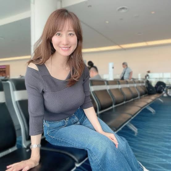 「髪切りました」NHK出演気象予報士・吉井明子（45）ぴったりトップス横向き姿に「なぜそのポーズ」「まじであざとい」