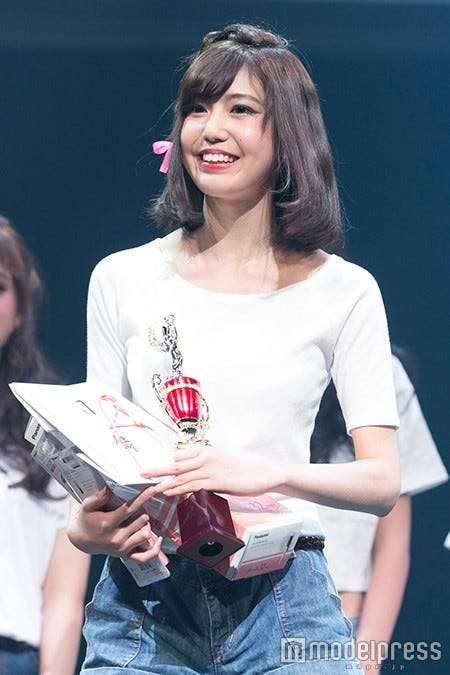 “令和の峰不二子”の異名をとる26歳モデル・阿部なつきの衝撃コーデが「これはやばい」「なんで上着脱いだ？」　くっきりインナー透けぴたぴた白T…