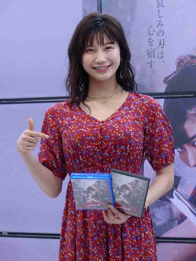 “令和の峰不二子”の異名をとる26歳モデル・阿部なつきの衝撃コーデが「これはやばい」「なんで上着脱いだ？」　くっきりインナー透けぴたぴた白T…