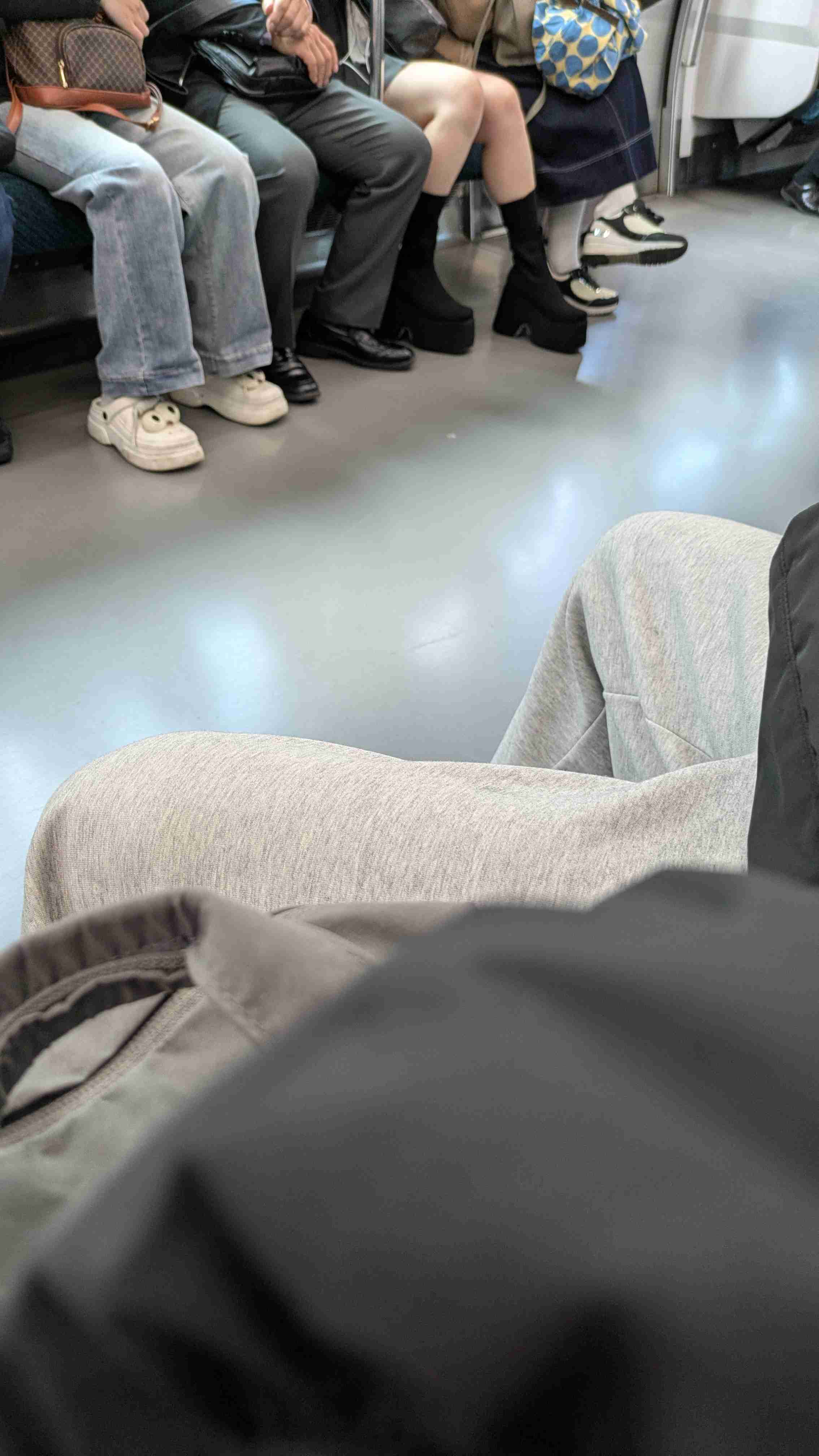 「そこまでパッカーンせんでも」新幹線での“股広げ”に困惑「トイレ近い席にしたのに詰んだ」