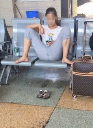 「そこまでパッカーンせんでも」新幹線での“股広げ”に困惑「トイレ近い席にしたのに詰んだ」