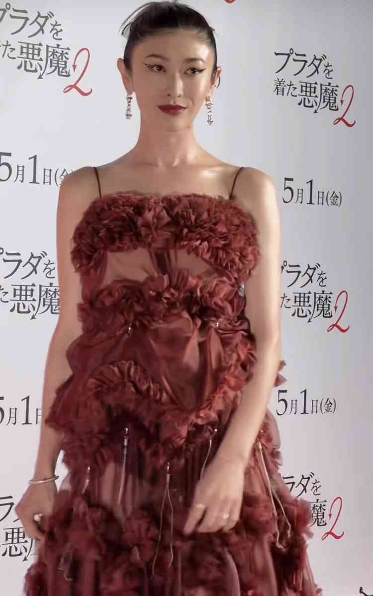 「直してあげてよ」TWICE・モモ　“だらしない”ドレスが物議…宮沢りえも巻き込まれた“勘違い”されるデザイン