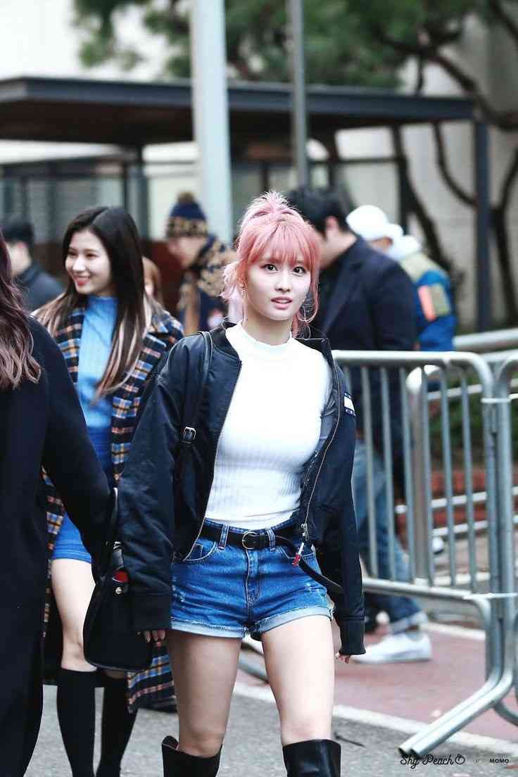 「直してあげてよ」TWICE・モモ　“だらしない”ドレスが物議…宮沢りえも巻き込まれた“勘違い”されるデザイン