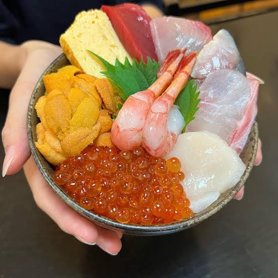 刺身は美味しいから無限に食べられると思い塊のままかぶりついてみた「これ無理だ」塊で食べて失敗した食べ物の話