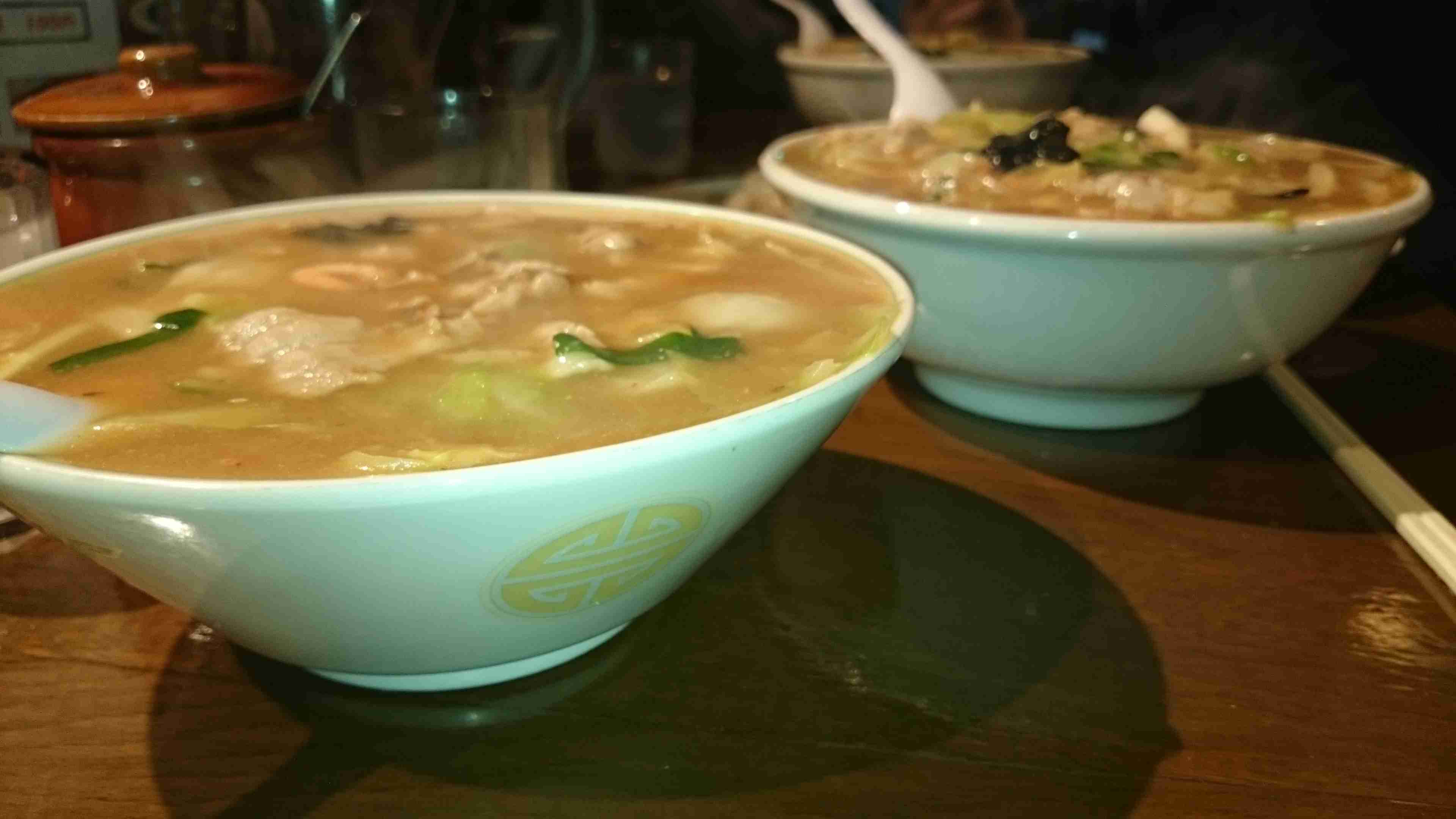 地元民が行列作って食べるラーメン屋