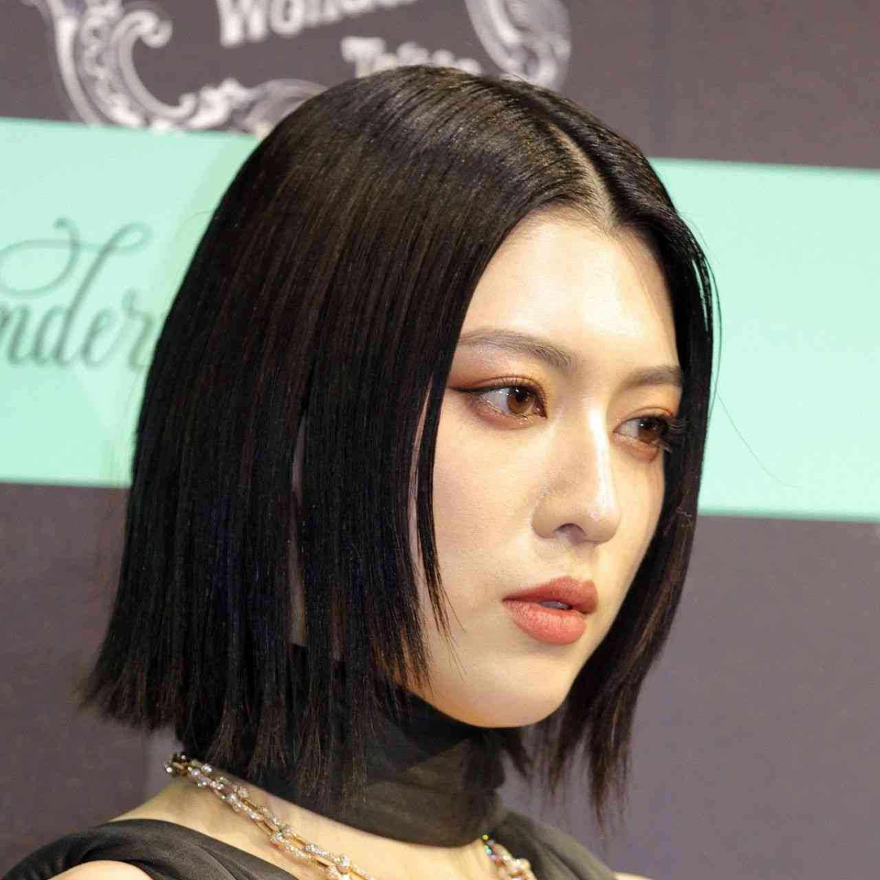 「見えてる？」三吉彩花　映画イベントの凄い衣装が話題「ジャケの下がとんでもない」「やばい」「誰かわからなかった」