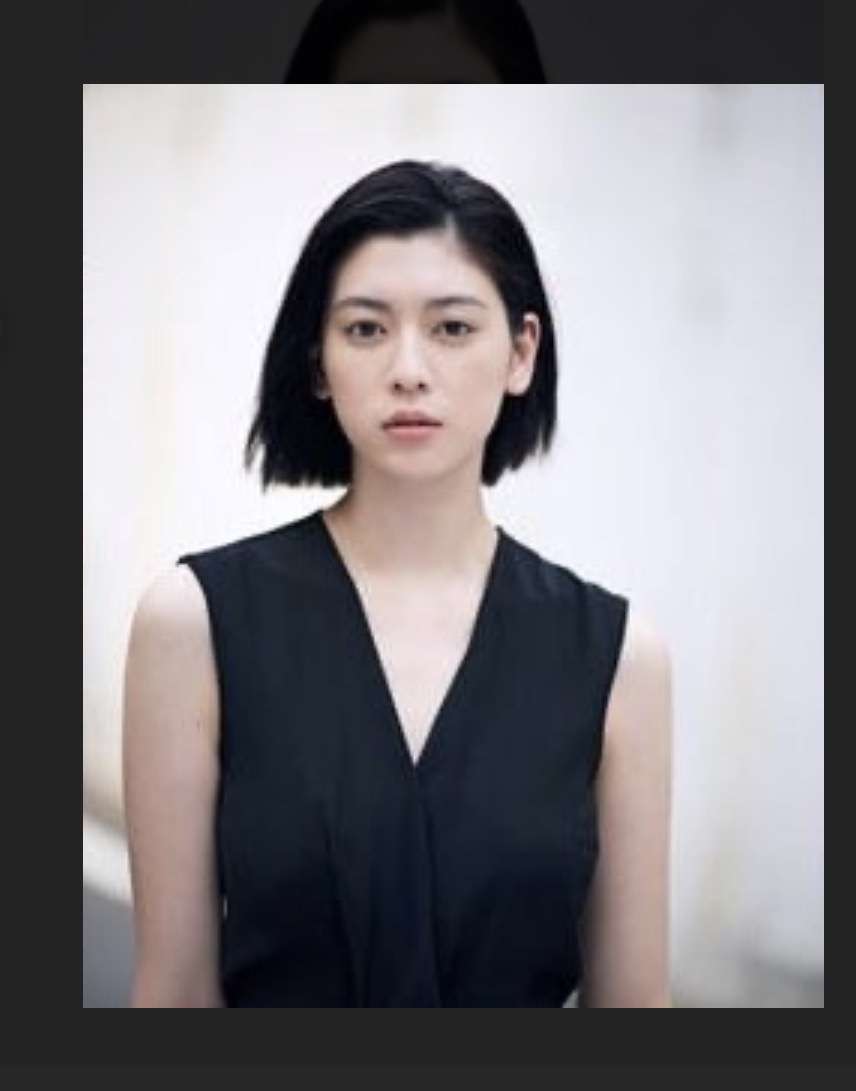「見えてる？」三吉彩花　映画イベントの凄い衣装が話題「ジャケの下がとんでもない」「やばい」「誰かわからなかった」