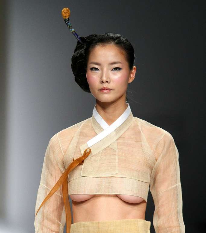 「見えてる？」三吉彩花　映画イベントの凄い衣装が話題「ジャケの下がとんでもない」「やばい」「誰かわからなかった」