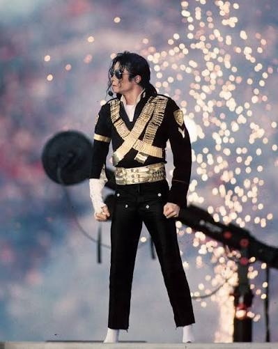 「見えてる？」三吉彩花　映画イベントの凄い衣装が話題「ジャケの下がとんでもない」「やばい」「誰かわからなかった」