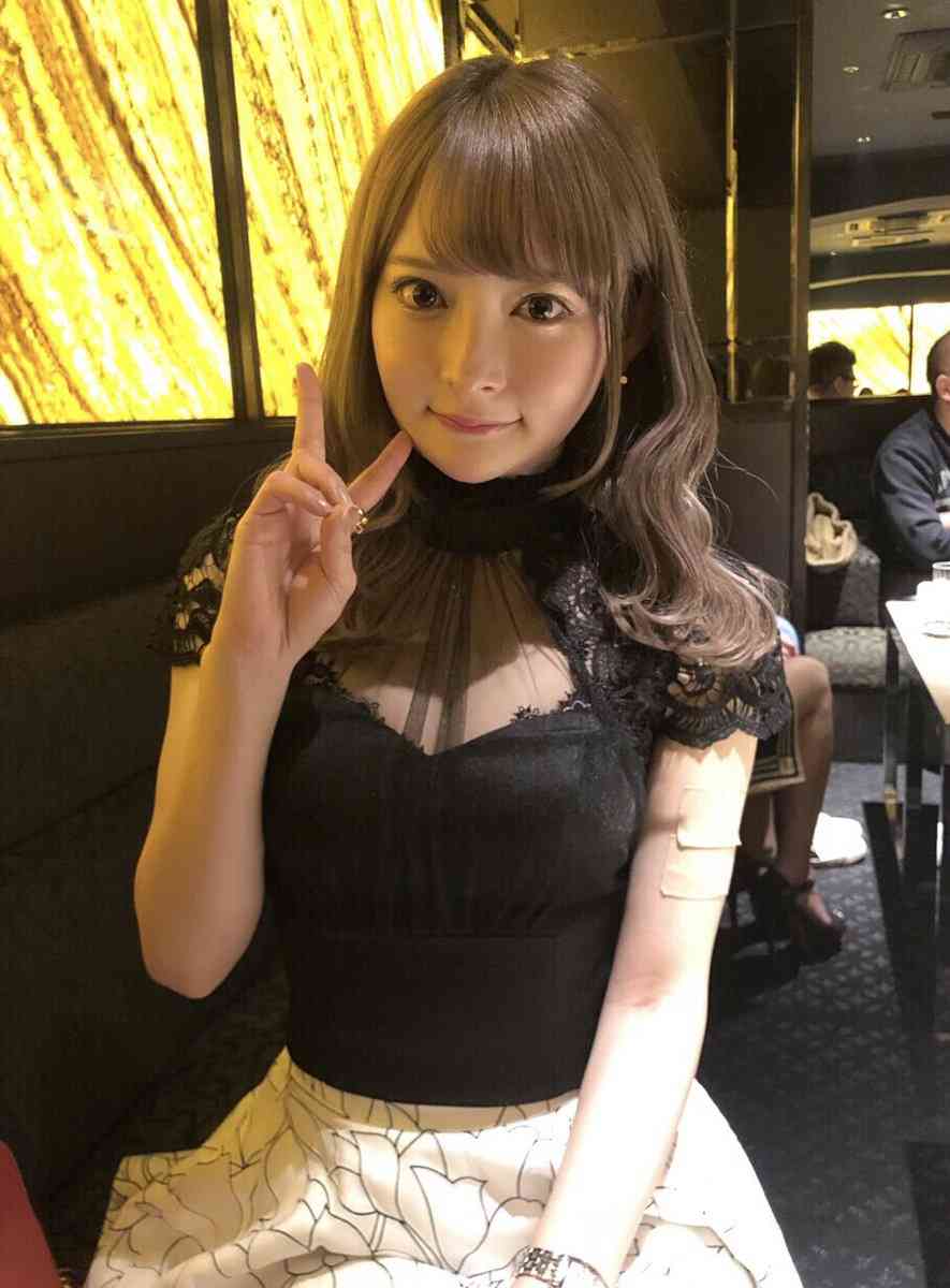 “整形総額2000万超え”黒崎みさ、離婚発表 双子の息子との3ショットで報告