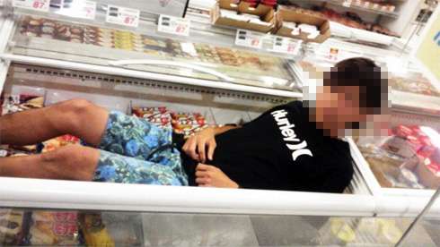 パン屋のトングをベロベロ舐めまわしている子どもとそれを見た母親の言動がマジで怖い「高レベルモンスターが誕生」