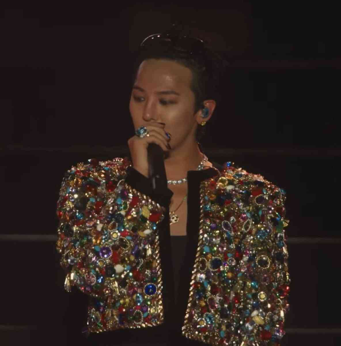 韓国スター着用ジャケットが、キスマイ・玉森裕太“過去の監修衣装”に酷似指摘相次ぐ…「直接的な関連はございません」デザイナーは否定　そもそもドルガバに酷似との声も…