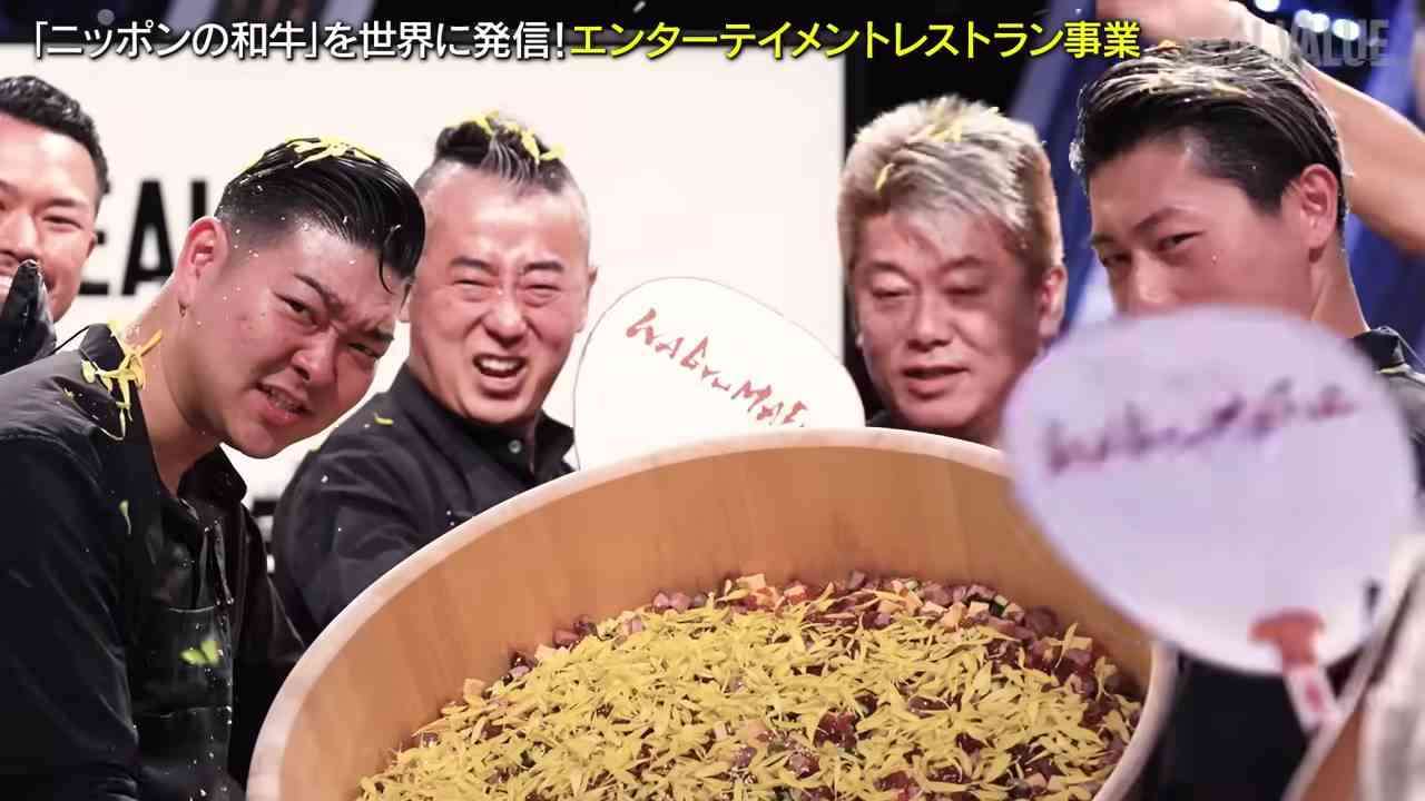 ホリエモン、食用菊ばらまき演出への批判に見解 「プロ野球のビールかけとの違いがわからない」