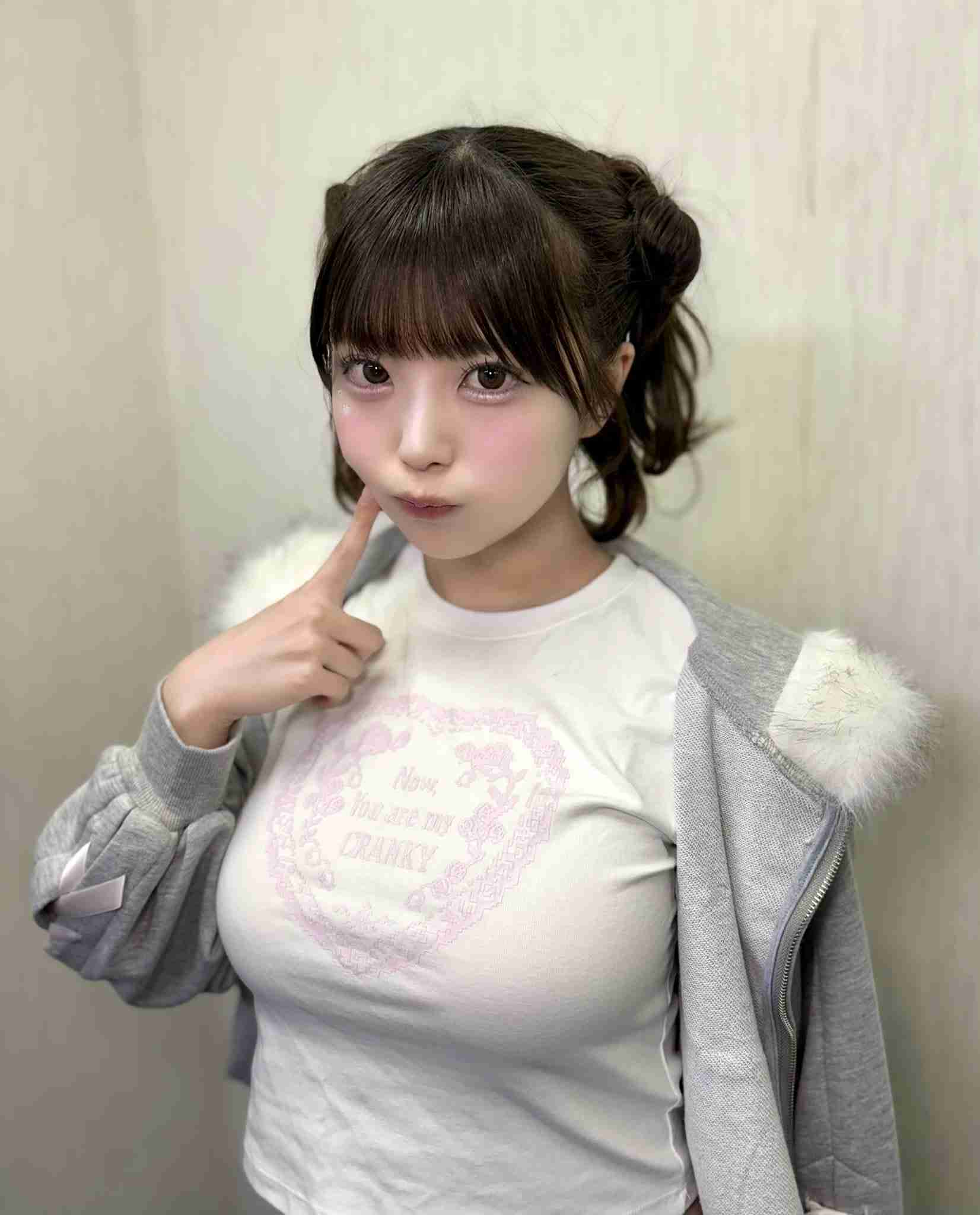 綺麗な女性を見ると目がいってしまう