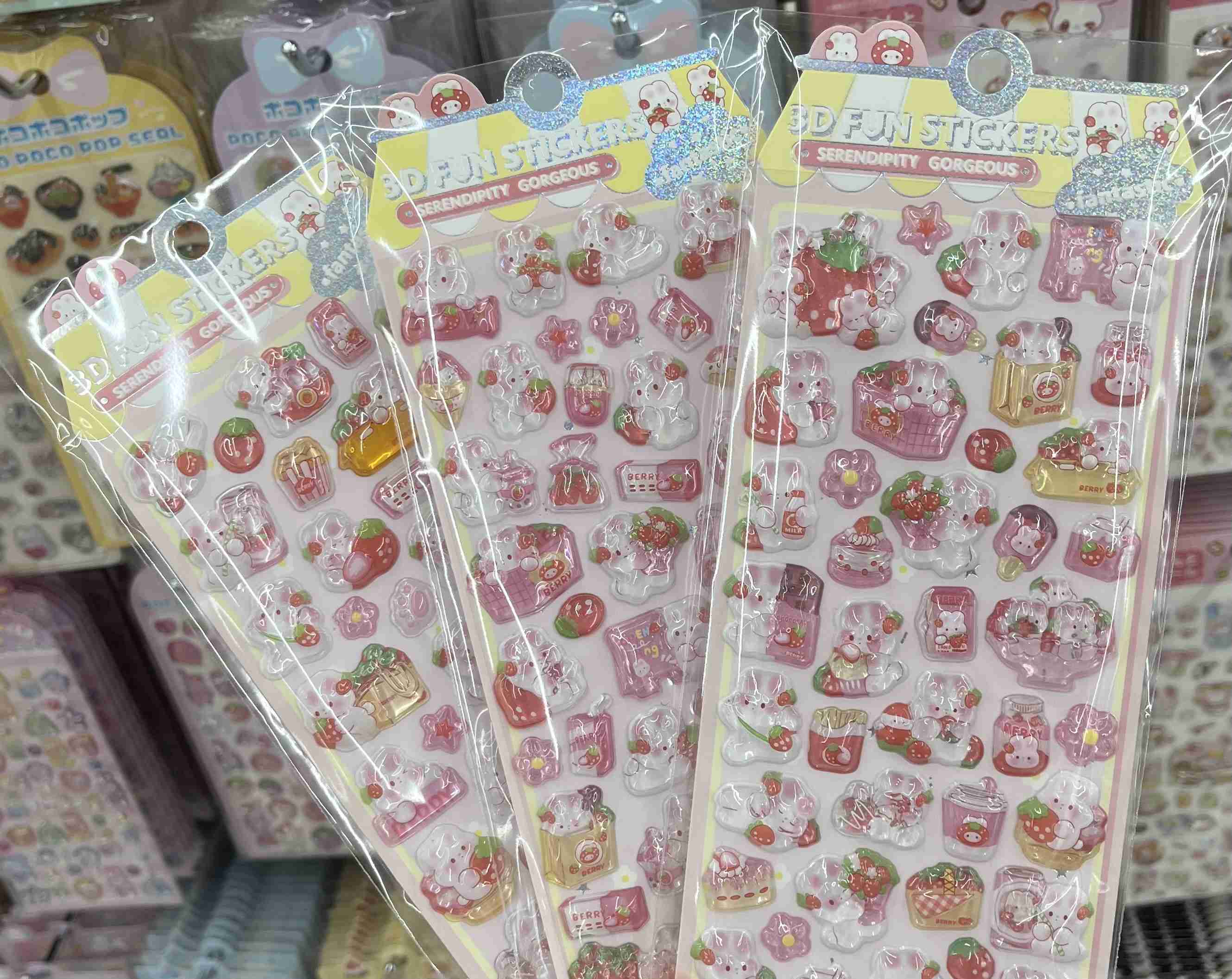 ニセモノには目に“光”なく…人気の“ボンドロ”「ボンボンドロップシール」のニセモノを販売目的で所持して商標権を侵害した疑い カードショップ経営者の男らを逮捕 正規品より“50円安く”販売か 偽のシールなど1045点を押収