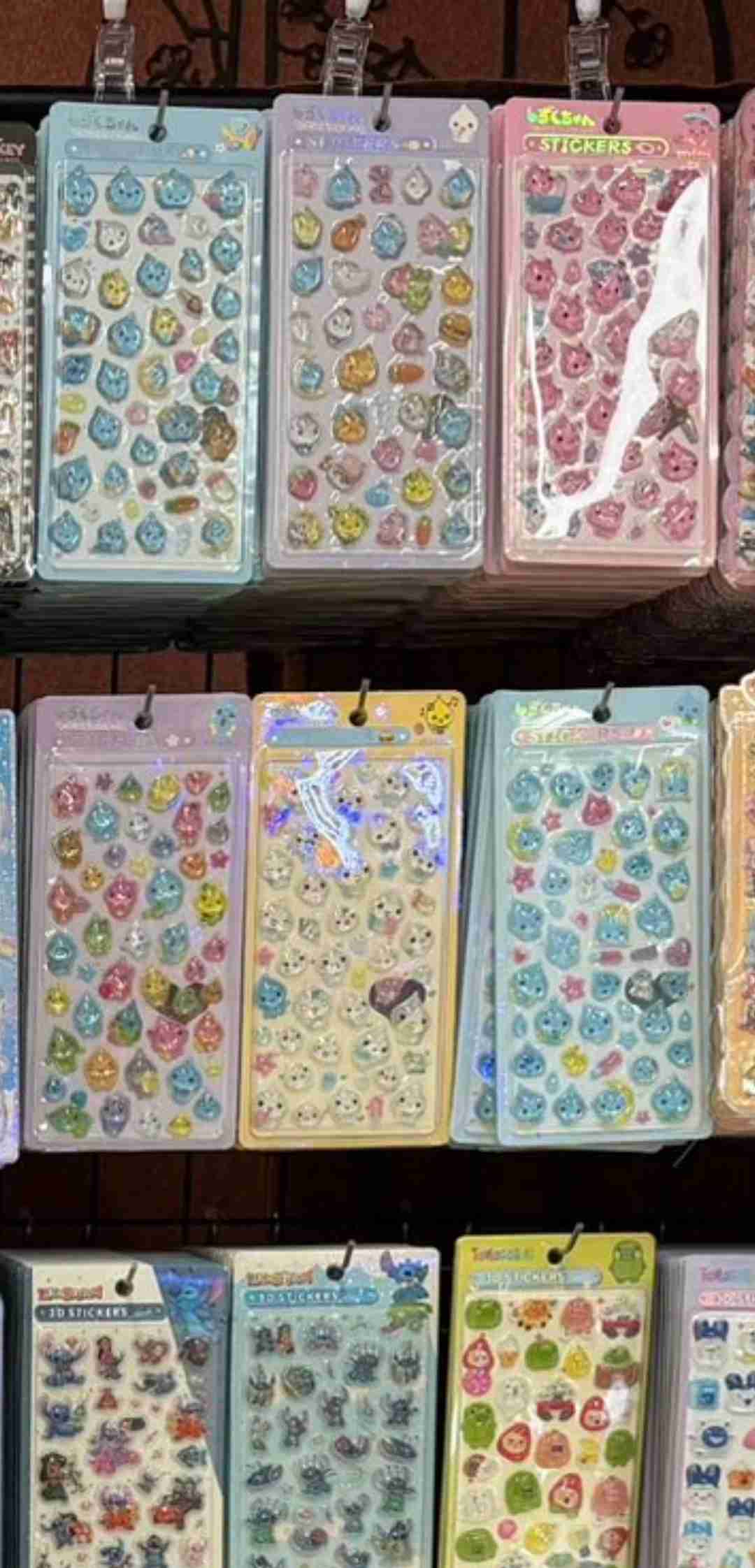 ニセモノには目に“光”なく…人気の“ボンドロ”「ボンボンドロップシール」のニセモノを販売目的で所持して商標権を侵害した疑い カードショップ経営者の男らを逮捕 正規品より“50円安く”販売か 偽のシールなど1045点を押収