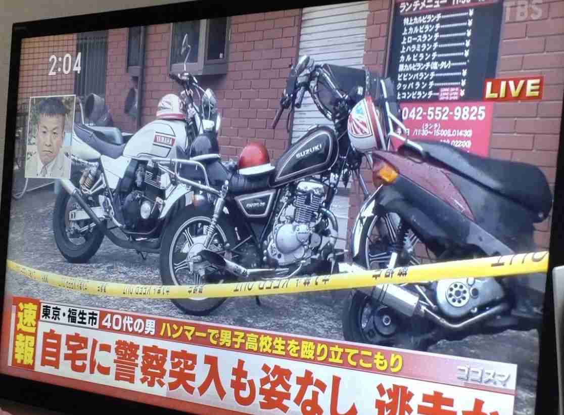 自宅に立てこもった男 警察突入も見つからず逃走か　40代男がハンマーで男子高校生ら2人を殴る　駆けつけた警察官6人や母親など9人がけが　東京・福生市