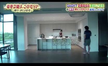 近所に一切カーテンを閉めない家があり困っています