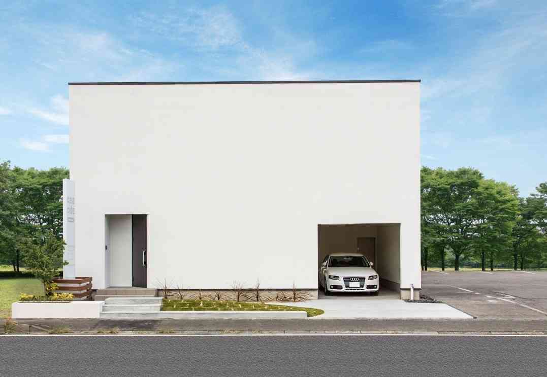 近所に一切カーテンを閉めない家があり困っています