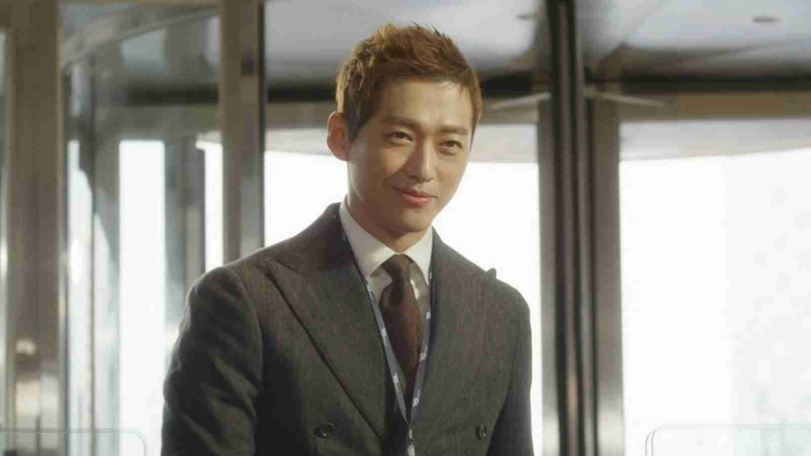 吉村洋文大阪府知事、ドームでランウェイ　海モチーフのマント→法被姿に大変身【関コレ】