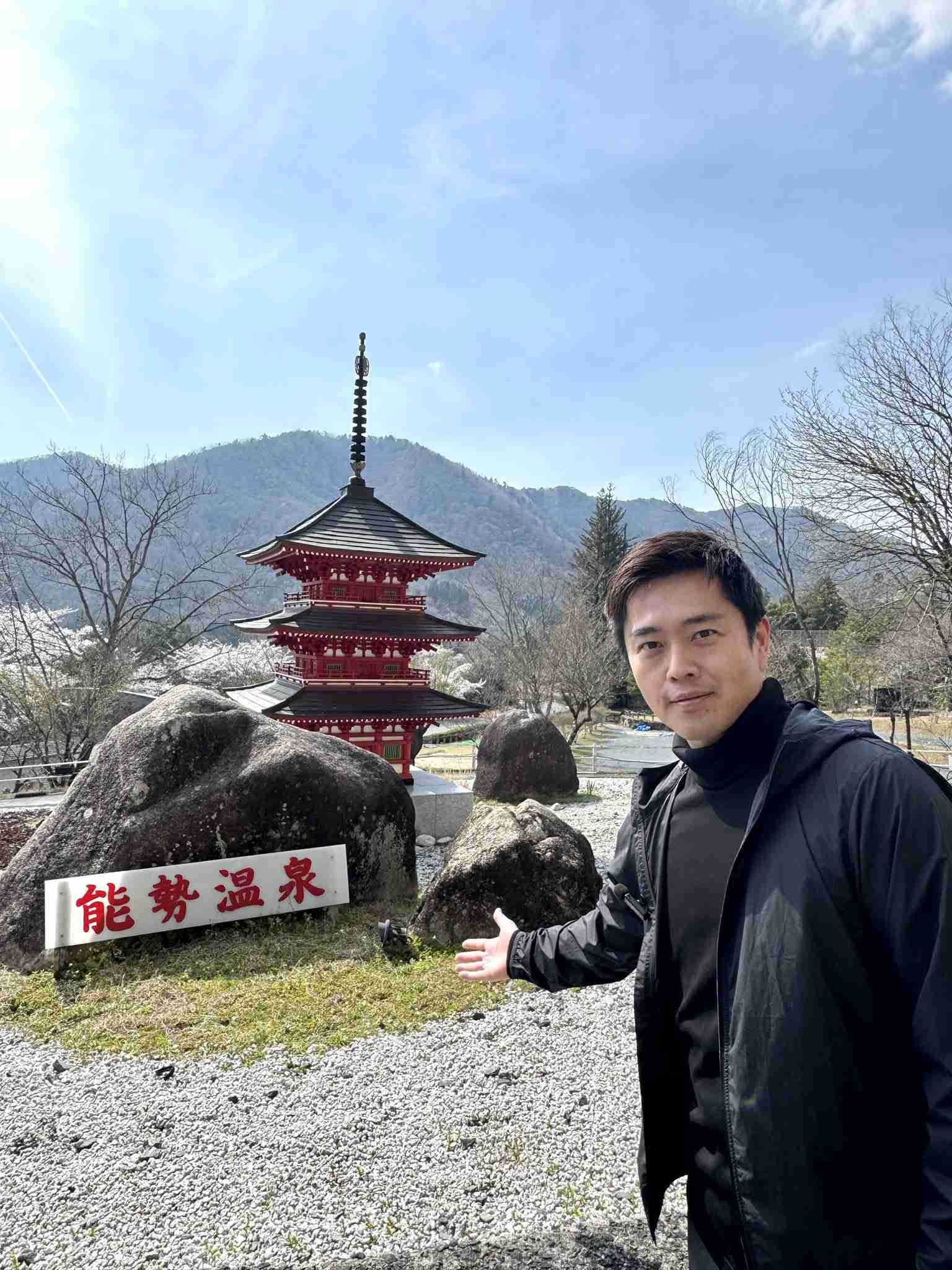 吉村洋文大阪府知事、ドームでランウェイ　海モチーフのマント→法被姿に大変身【関コレ】