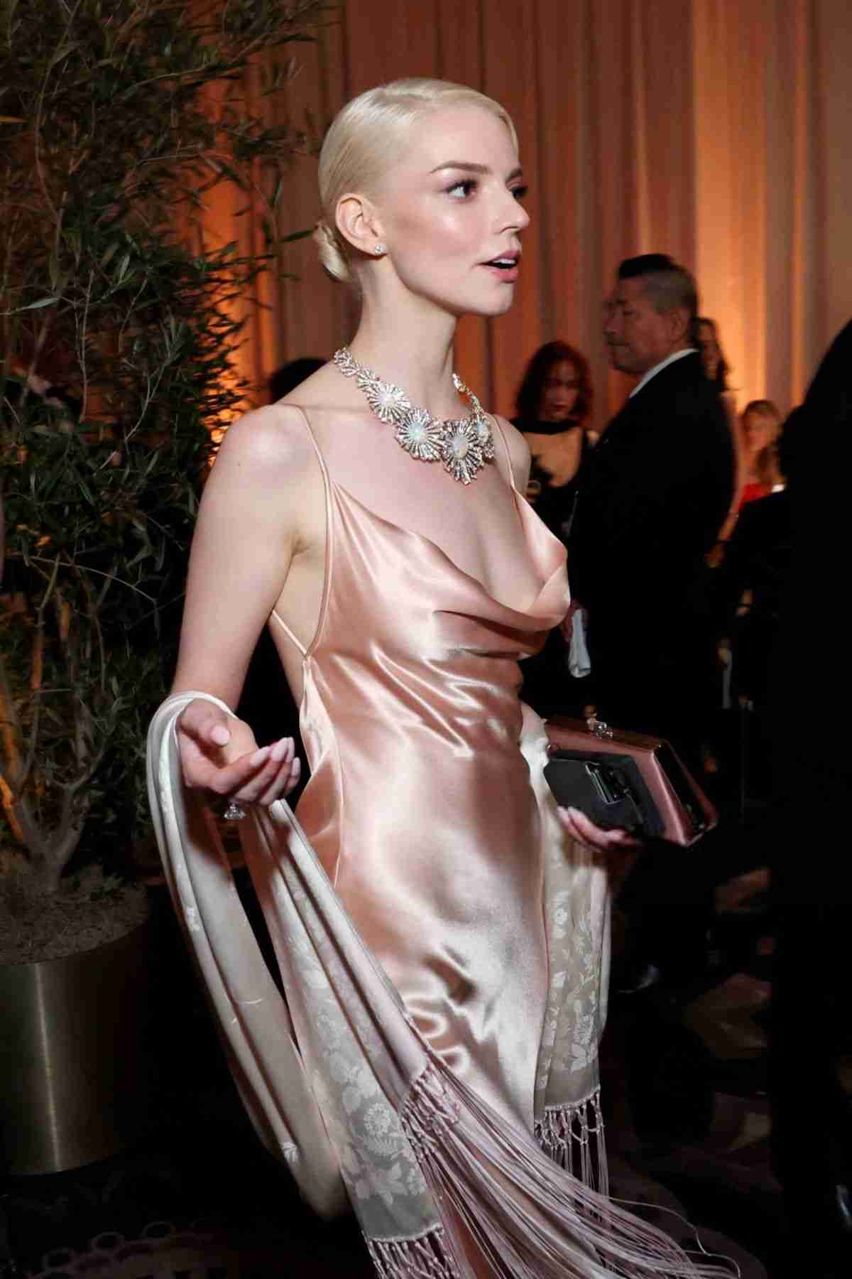 骨格が華奢だと分かる画像が見たいpart7