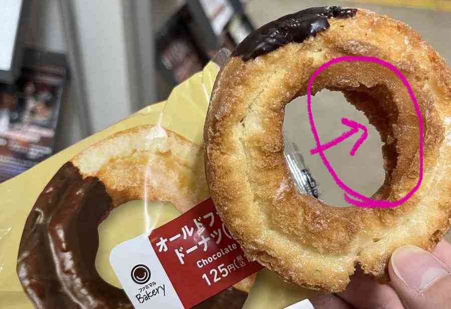 「チョコじゃなくてチョコッとやん」コンビニでドーナツを買ったら...製造中のエラーだと信じたいチョコのかかり具合