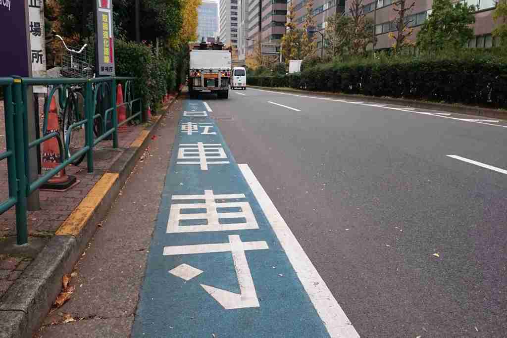 【どう思う？】「自転車専用道を作る場所がない」なんて大嘘だ！ 今すぐ歩道の植え込みを撤去せよ！