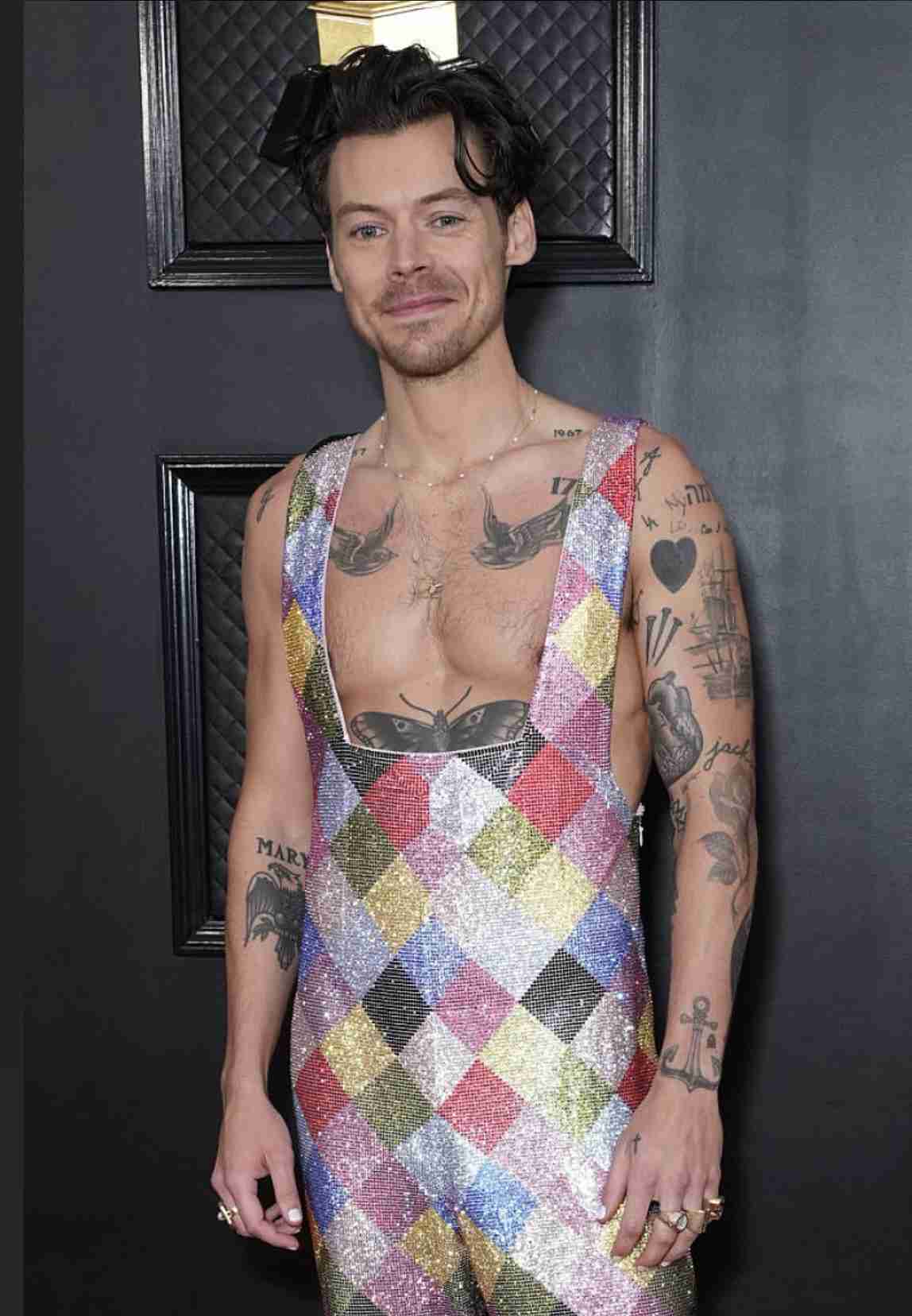 ハリー・スタイルズ、ゾーイ・クラヴィッツと婚約か　英でキスショット…左手薬指には指輪キラリ