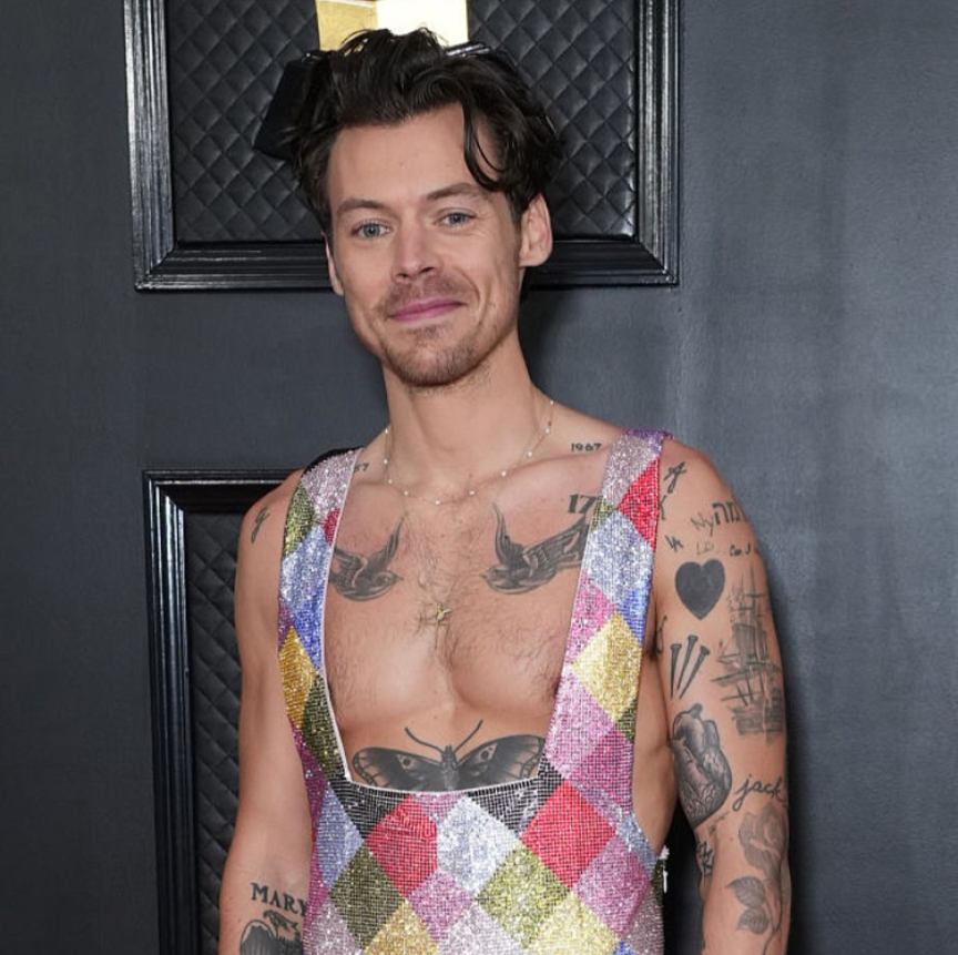 ハリー・スタイルズ、ゾーイ・クラヴィッツと婚約か　英でキスショット…左手薬指には指輪キラリ